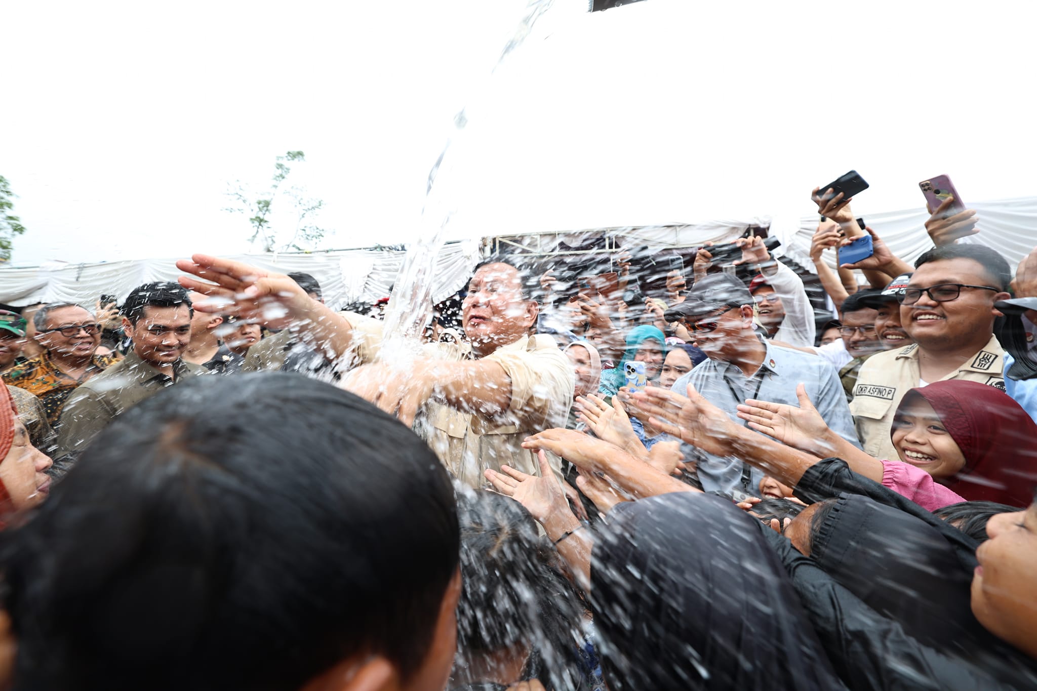 Prabowo Diserbu Warga saat Bagi-bagi Cokelat di Desa Karanganyar Sukabumi