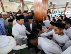 Prabowo Gelar Kampanye Perdana dengan Memberikan Makan Siang dan Susu Gratis untuk 7.000 Santri di Ponpes Miftahul Huda Tasikmalaya