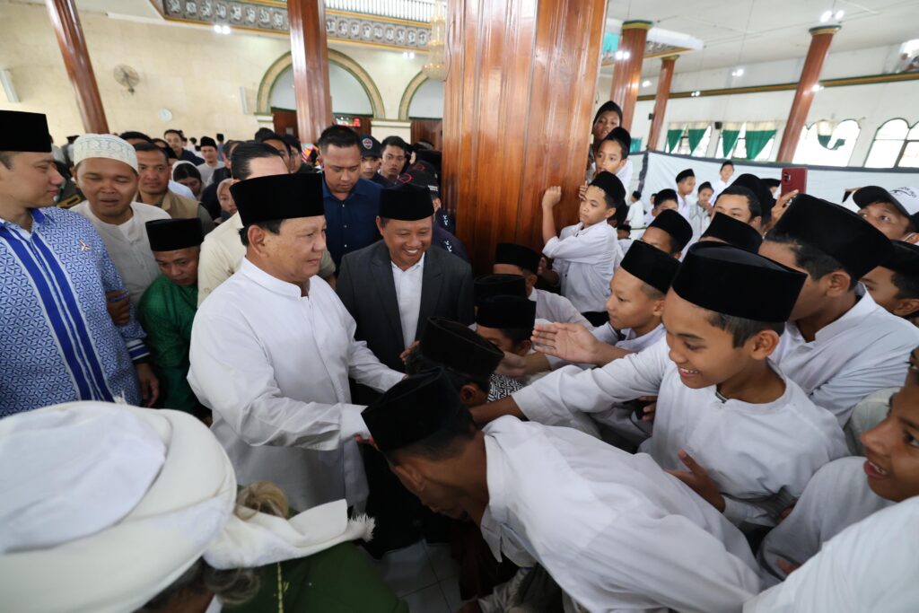 Prabowo Gelar Kampanye Perdana dengan Memberikan Makan Siang dan Susu Gratis untuk 7.000 Santri di Ponpes Miftahul Huda Tasikmalaya