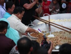 Prabowo Disambut Antusias Ratusan Warga saat Hadiri Masak Besar Bersama Chef Bobon dan Relawan Kopra