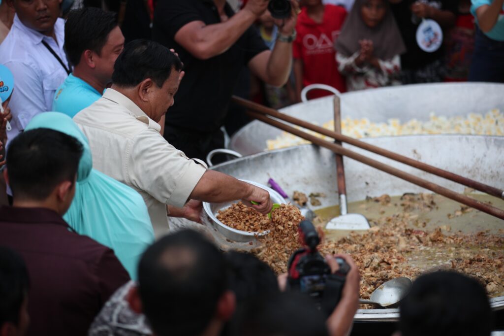 Prabowo Disambut Antusias Ratusan Warga saat Hadiri Masak Besar Bersama Chef Bobon dan Relawan Kopra