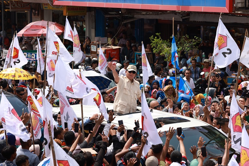 Warga Pasar Padang Diberi Kaos oleh Prabowo, Mengucapkan Doa untuk Presiden 2024