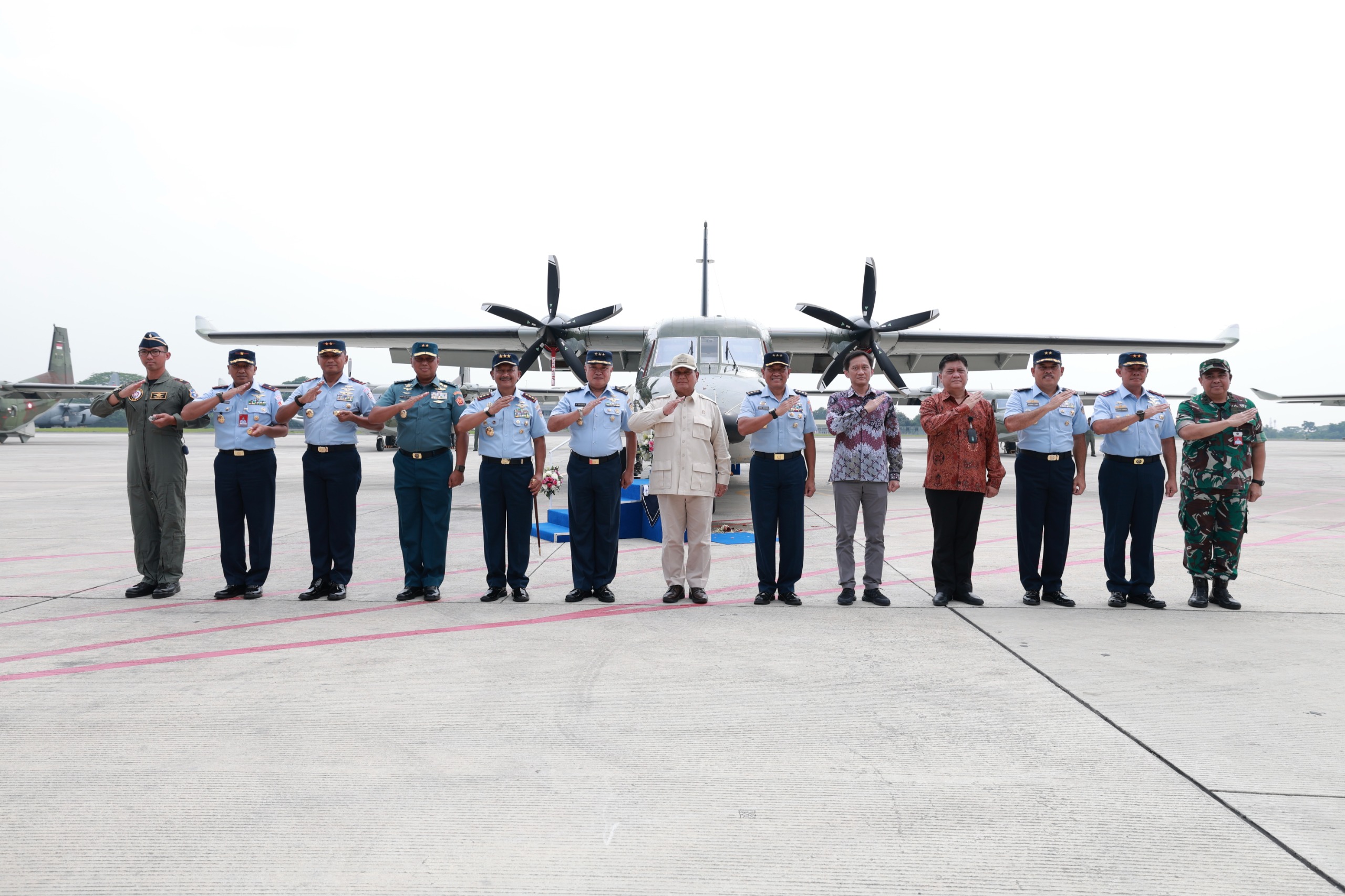 Prabowo Menyerahkan 5 Pesawat NC-212i Buatan Lokal ke TNI AU