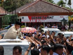 Prabowo Disambut Antusias Para Peziarah Saat Ziarah ke Makam Bung Karno