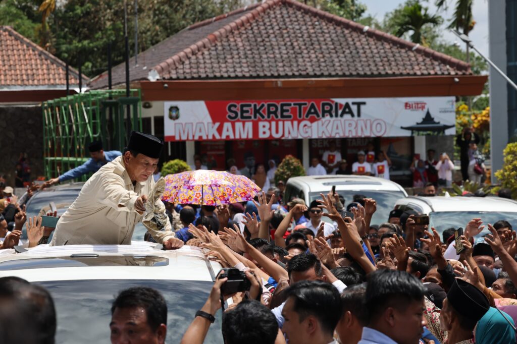 Prabowo Disambut Antusias Para Peziarah Saat Ziarah ke Makam Bung Karno