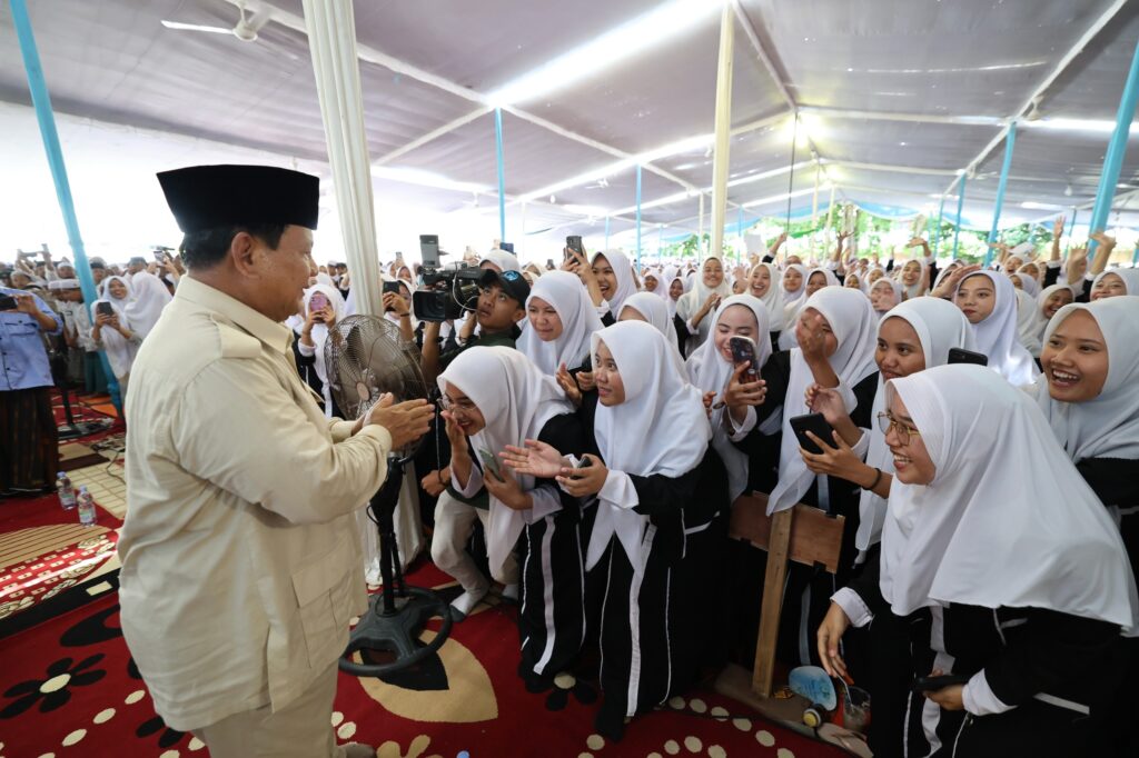 Prabowo Mendapat Gelar Sahabat Santri Indonesia saat Kunjungi Jatim