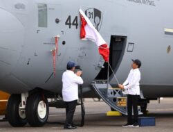 Jokowi dan Prabowo Menyerahkan Pesawat Keempat C-130J Super Hercules ke TNI AU dengan Disaksikan