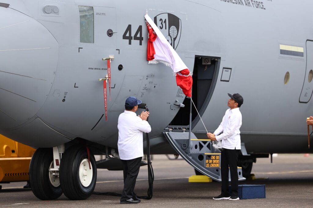 Jokowi dan Prabowo Menyerahkan Pesawat Keempat C-130J Super Hercules ke TNI AU dengan Disaksikan