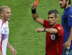 5 Hukum Aneh dalam Sepak Bola: Dari Tendangan Penalti, Celana Panjang Khusus Kiper, hingga Kartu Merah sebelum Pertandingan