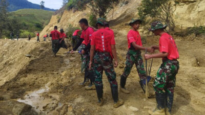 Yonif 721/Makkasau Tanggap Longsor di Distrik Balingga dengan Sigap