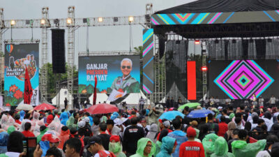 Guyuran Hujan Berkah Imlek di Kota Solo, Ribuan Pendukung Ganjar-Mahfud Tetap Bertahan