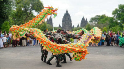 Atraksi Barongsai Yonarmed 11/GG/2/2 Kostrad Menarik Perhatian Wisatawan di Candi Prambanan