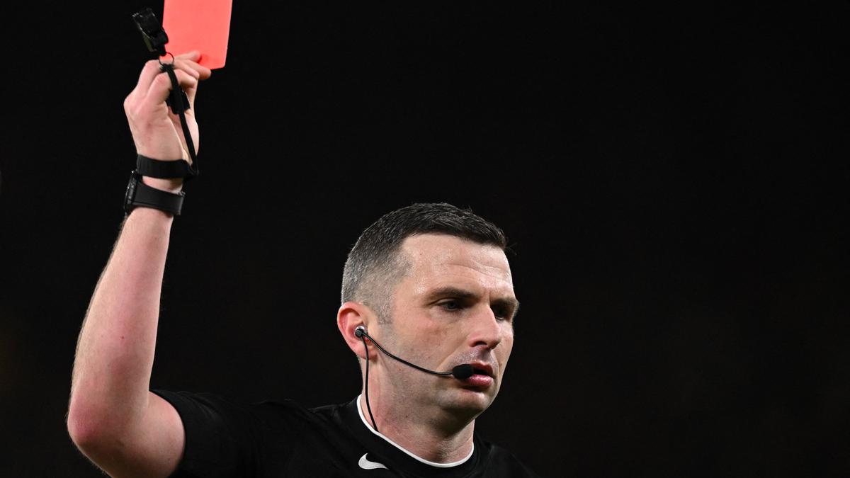 Michael Oliver Memimpin Cristiano Ronaldo dalam Pertandingan di Liga Arab Saudi: Saat Wasit Liga Inggris Mendapat Gaji Lebih Besar di Luar Negeri