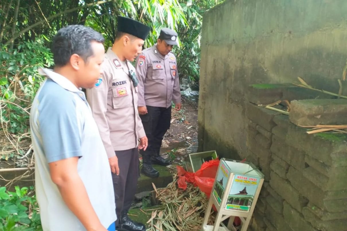 Warga Blitar Terkejut Temukan Belasan Kotak Amal di Dekat Sungai, Ternyata