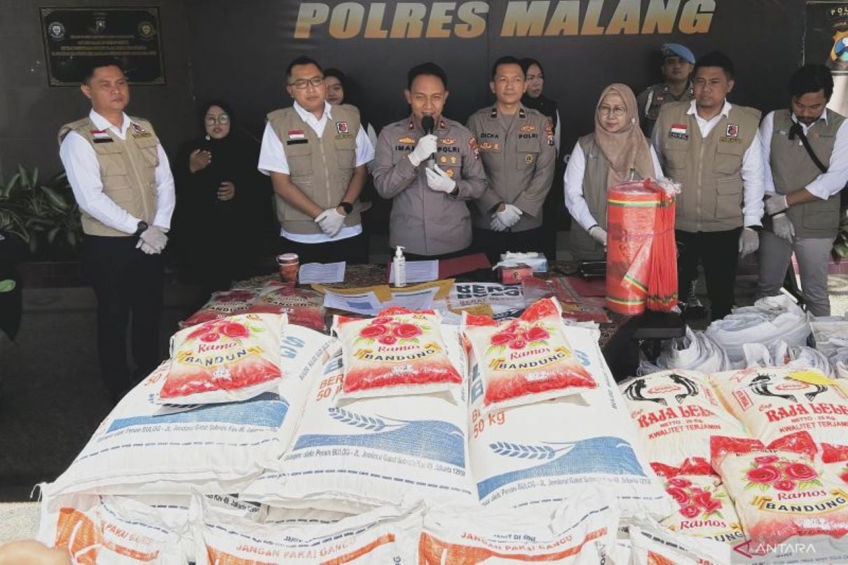 Wanita di Malang Membeli Beras di SPHP Bulog dan Mengalami Kerugian