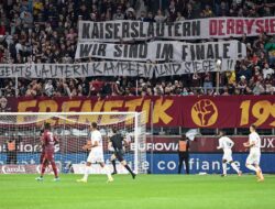 Foto: Suporter FC Metz Bertindak Aneh di Liga Prancis, Memberi Dukungan ke Tim di Liga Lain dengan Menyebarkan Spanduk Ghostbusters