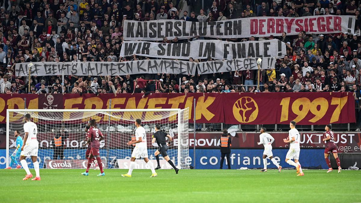 Foto: Suporter FC Metz Bertindak Aneh di Liga Prancis, Memberi Dukungan ke Tim di Liga Lain dengan Menyebarkan Spanduk Ghostbusters