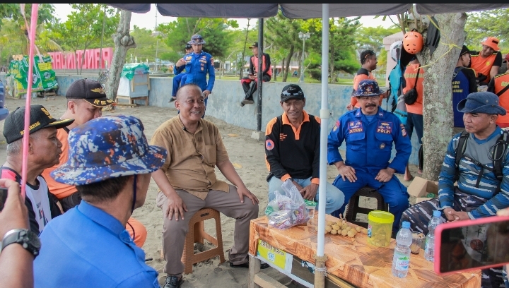 Bacabup Dadang Sambangi Tim SAR di Pantai Pangandaran