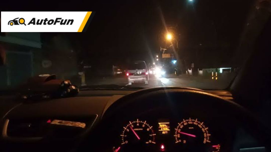 4 Alasan Mengapa Sangat Penting untuk Matikan Lampu Kabin Mobil Saat Berkendara di Malam Hari

1. Untuk meningkatkan keamanan: Mematikan lampu kabin mobil saat berkendara di malam hari dapat membantu mengurangi silau dan gangguan pandangan yang dapat menyebabkan kecelakaan. Penjagaan keselamatan anda dan pengguna jalan lainnya.

2. Untuk kenyamanan pengemudi dan penumpang: Mematikan lampu kabin dapat menciptakan suasana yang lebih tenang dan nyaman saat berkendara di malam hari. Cahaya terlalu terang dari lampu kabin dapat mengganggu kenyamanan pengemudi dan penumpang.

3. Untuk menghemat energi dan memperpanjang umur lampu: Mematikan lampu kabin saat tidak diperlukan dapat membantu menghemat energi dan memperpanjang umur lampu mobil. Hal ini juga dapat mengurangi konsumsi bahan bakar yang digunakan.

4. Untuk menghindari gangguan bagi pengemudi lain: Lampu kabin yang terang dapat menyebabkan gangguan bagi pengemudi lain di jalan. Dengan mematikan lampu kabin saat berkendara di malam hari, anda dapat membantu mencegah gangguan tersebut dan menciptakan kondisi berkendara yang lebih aman untuk semua pengguna jalan.