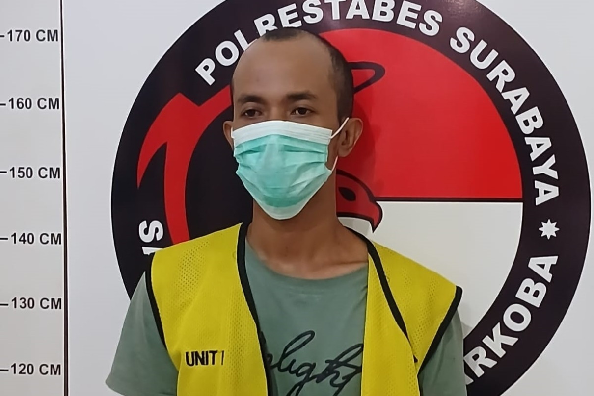 Pengedar Narkoba Pria di Surabaya Ditangkap Karena Mengonsumsi Sabu-Sabu