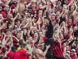 Foto: Xabi Alonso Merayakan Gelar Juara Bersama Suporter Bayer Leverkusen dengan Aksi Gokil