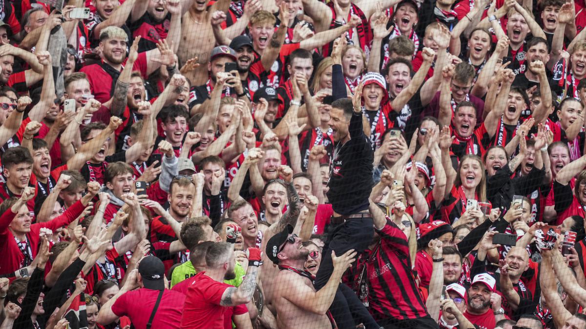 Foto: Xabi Alonso Merayakan Gelar Juara Bersama Suporter Bayer Leverkusen dengan Aksi Gokil