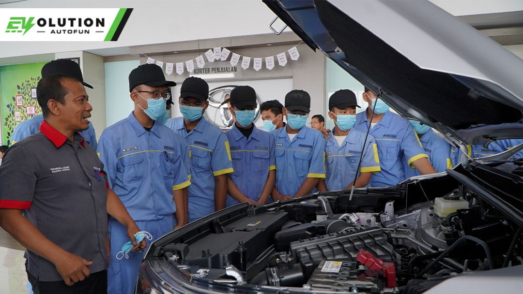 Auto2000 Memperkenalkan Teknologi Elektrifikasi Toyota dan Cara Perbaikannya kepada Siswa SMK