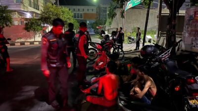 Polisi Tangkap 6 Anggota Gangster Dipersenjatai Celurit & Samurai di Surabaya