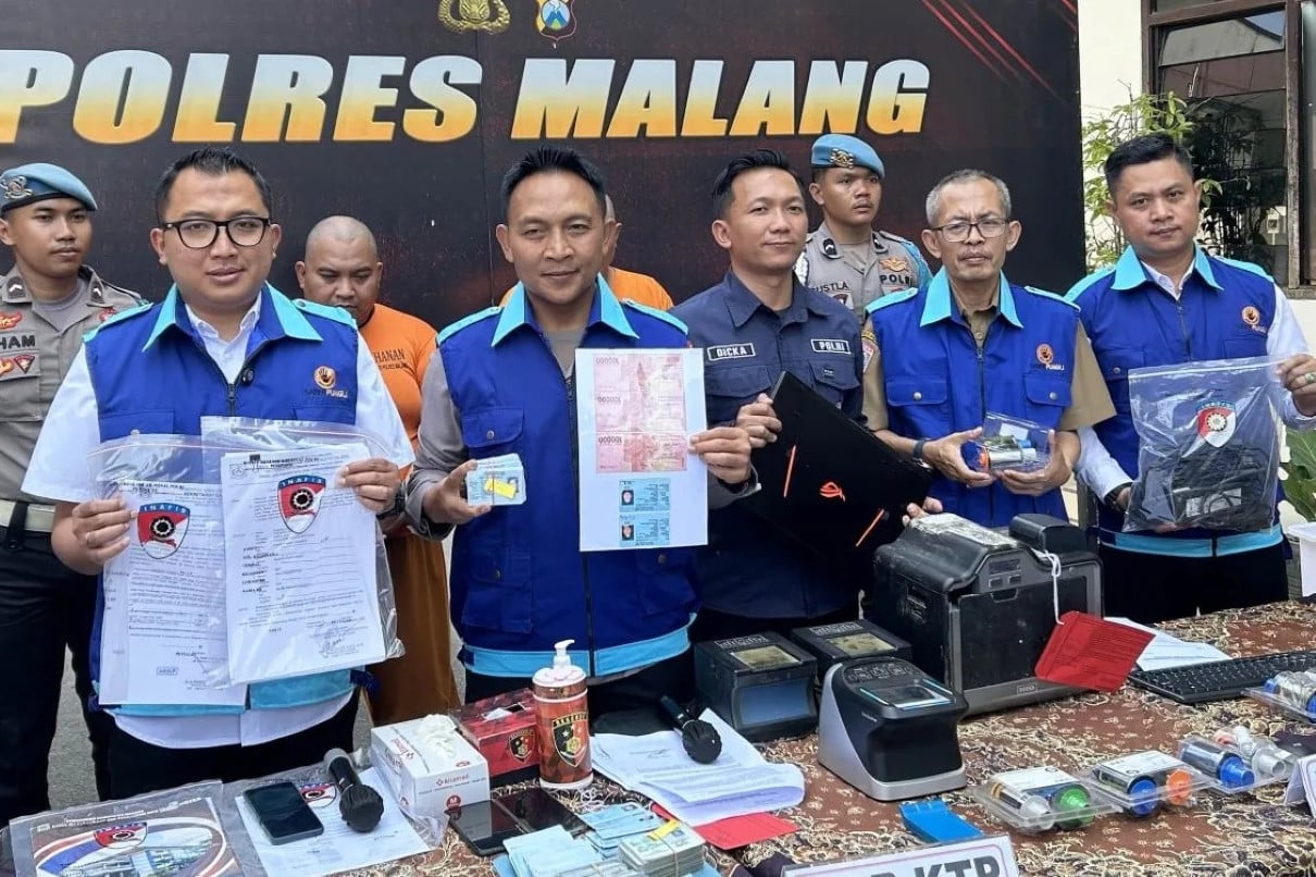 Lakukan Pungli Pengurusan KTP-KK, Tenaga Honorer & Calo di Malang Diringkus Polisi