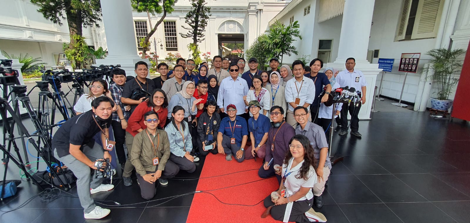 Moment of The Palace Reporters Take A Group Photo with Prabowo Subianto, Wearing Sunglasses