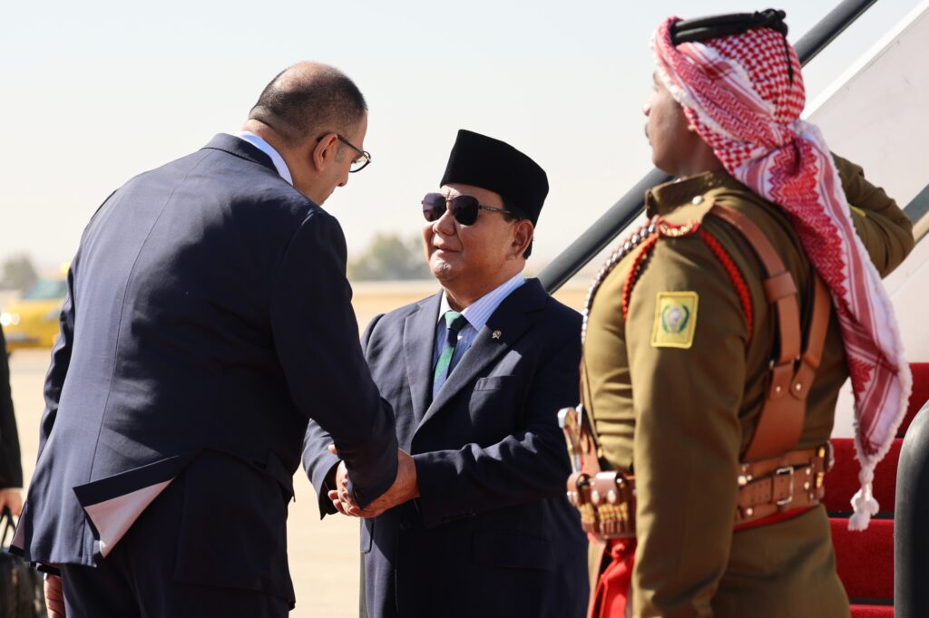 Prabowo Subianto Arrives in Jordan, Welcomed by High Officials and Honor Guard