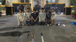 6 Anggota Gangster di Surabaya Ditangkap Saat Live Streaming, Bawa Celurit & Gergaji