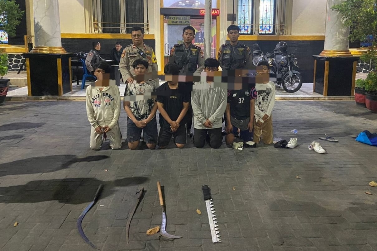 6 Anggota Gangster di Surabaya Ditangkap Saat Live Streaming, Bawa Celurit & Gergaji