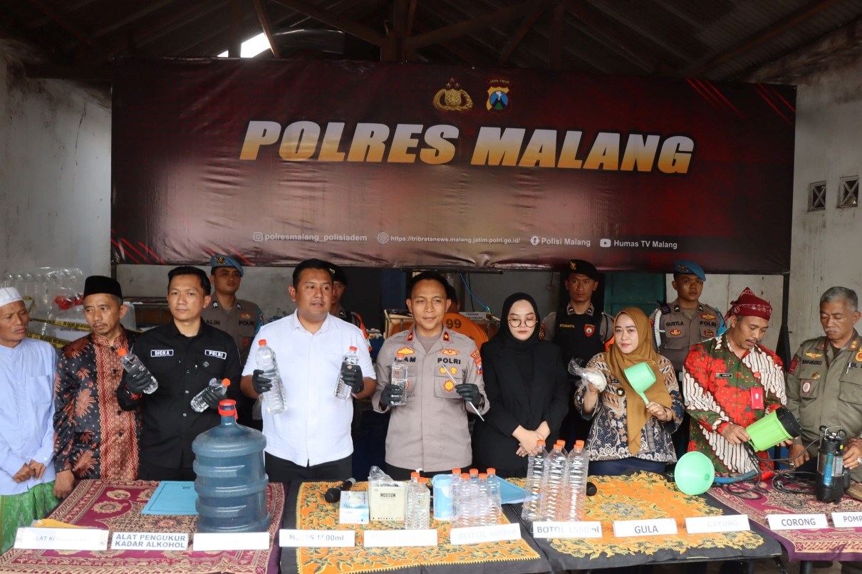 Polisi Bongkar Pabrik Miras di Malang, Sekali Produksi Capai 250 Liter Arak