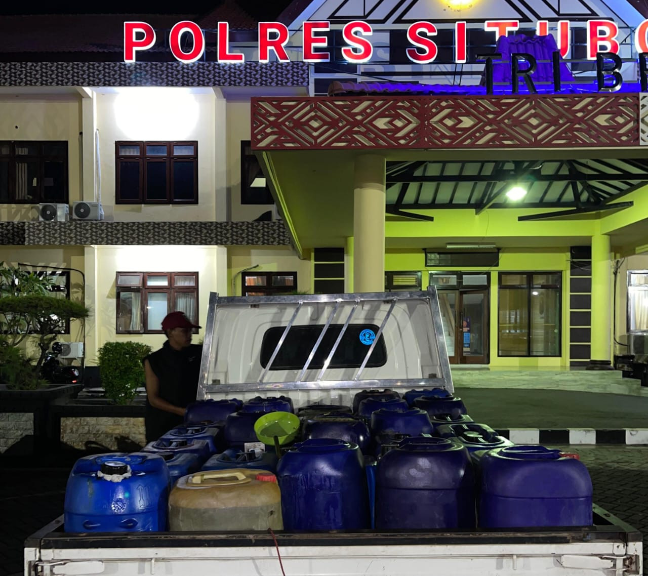 Warga Probolinggo Digerebek Polisi Selundupkan 1.190 Liter BBM Solar di Situbondo