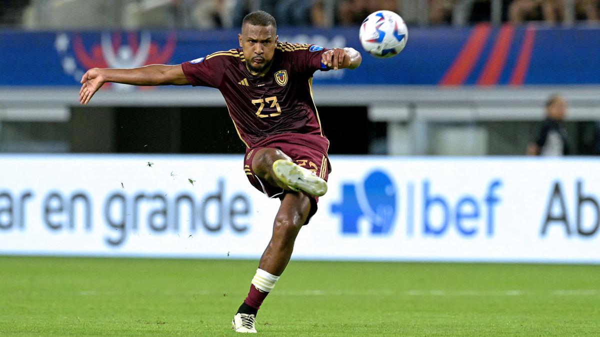 Foto: Momen Gol Jarak Jauh Jose Rondon ke Gawang Venezuela di Copa America, Paksa Pertandingan hingga Babak Penalti