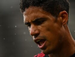 Raphael Varane Ungkap Alasan Gabung Como: Proyek Spesial dan Ada Fabregas!