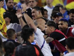 Foto: Tersulut Emosi usai Uruguay Disingkirkan Kolombia di Semifinal Copa America 2024, Darwin Nunez Adu Jotos dengan Suporter Lawan