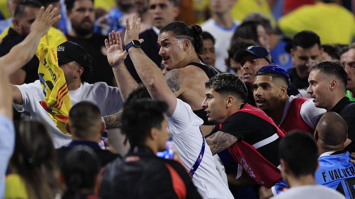 Foto: Tersulut Emosi usai Uruguay Disingkirkan Kolombia di Semifinal Copa America 2024, Darwin Nunez Adu Jotos dengan Suporter Lawan