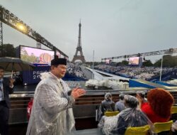 Hadiri Opening Ceremony Olimpiade Paris 2024, Prabowo Subianto Lambaikan Tangan dan Beri Semangat Kontingen Indonesia