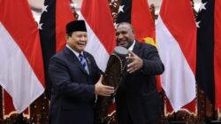 Warm Moments as Prabowo Subianto Bids Farewell to the Prime Minister of Papua New Guinea Following a Visit to the Ministry of Defense