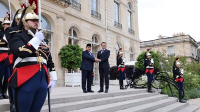 Prabowo Disambut Macron di Istana Elysee Prancis dengan Jajar Kehormatan