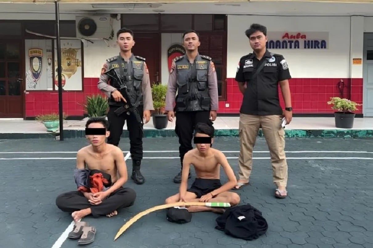 Dua Pemuda di Surabaya Ditangkap Polisi Saat Hendak Tawuran Bawa Celurit