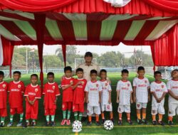 Prabowo Jajal Lapangan di Kawasan Rumah Apung Muara Angke, Main Bola bareng Anak-Anak