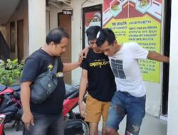 2 Pria di Surabaya Babak Belur Dihajar Warga Tepergok Curi Motor, Jalannya Pincang