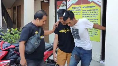 2 Pria di Surabaya Babak Belur Dihajar Warga Tepergok Curi Motor, Jalannya Pincang