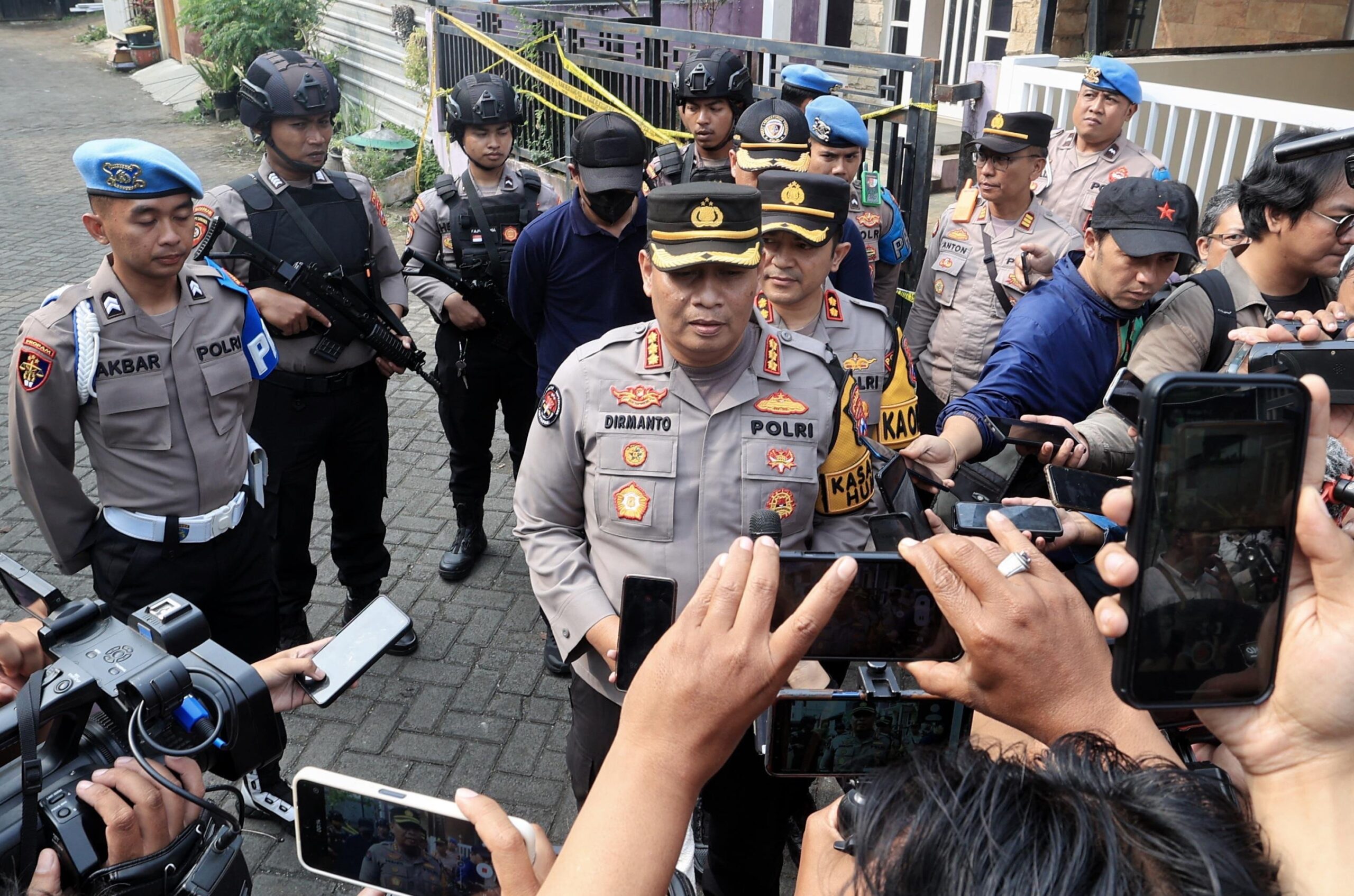 Geledah Rumah Terduga Teroris 7 Jam di Batu, Polisi Temukan Bahan-bahan Peledak