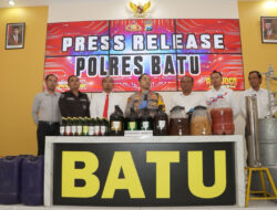 Industri Rumahan Miras Ilegal di Kota Batu Digerebek Polisi, Ratusan Botol Disita