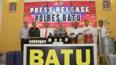 Industri Rumahan Miras Ilegal di Kota Batu Digerebek Polisi, Ratusan Botol Disita