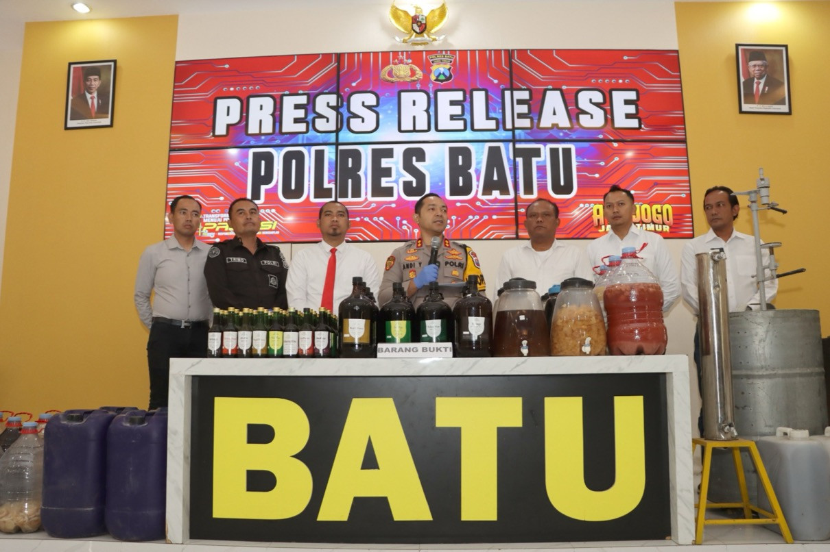 Industri Rumahan Miras Ilegal di Kota Batu Digerebek Polisi, Ratusan Botol Disita